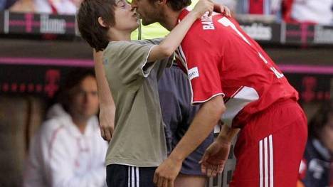 Mehmet Scholl ist bekannt für seine klaren Worte - auch bei seinem Sohn Lucas macht der Ex-Bayern-Profi keine Ausnahme. 