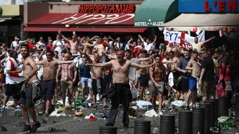 Englische und russische  Hooligans haben sich in Marseille eine Schlacht geliefert