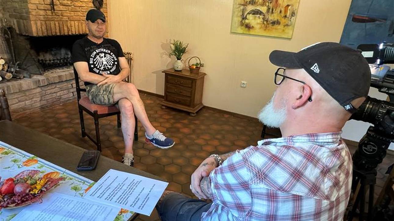 Georg Koch im September im Interview mit SPORT1-Reporter Reinhard Franke (r.)