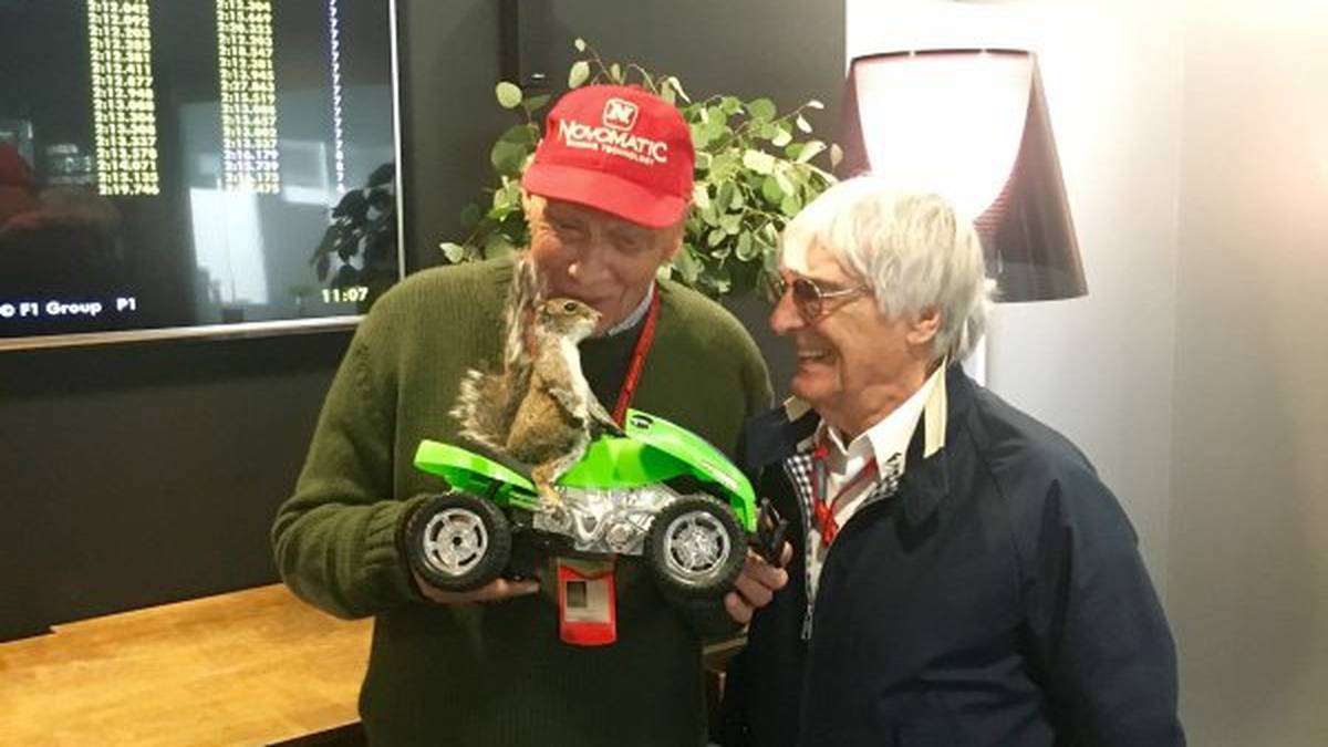 Stellt Promoter Bernie Ecclestones hier Niki Lauda seine neueste Idee - Formel-1-Rennen mit Eichhörnchen als Fahrer - vor?