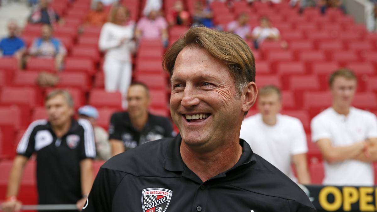 Ein Lächeln zur Premiere: Für Trainer Ralph Hasenhüttl sowie für seinen FC Ingolstadt ist es in Mainz der erste Auftritt in der Bundesliga. Die Schanzer sind der 54. Verein im Oberhaus