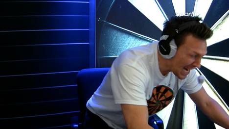 Die Darts-WM verlangt nicht nur den Fans vor dem Fernseher alles ab. Auch Kommentator Basti Schwele ist nicht nur mit der Stimme voll dabei.