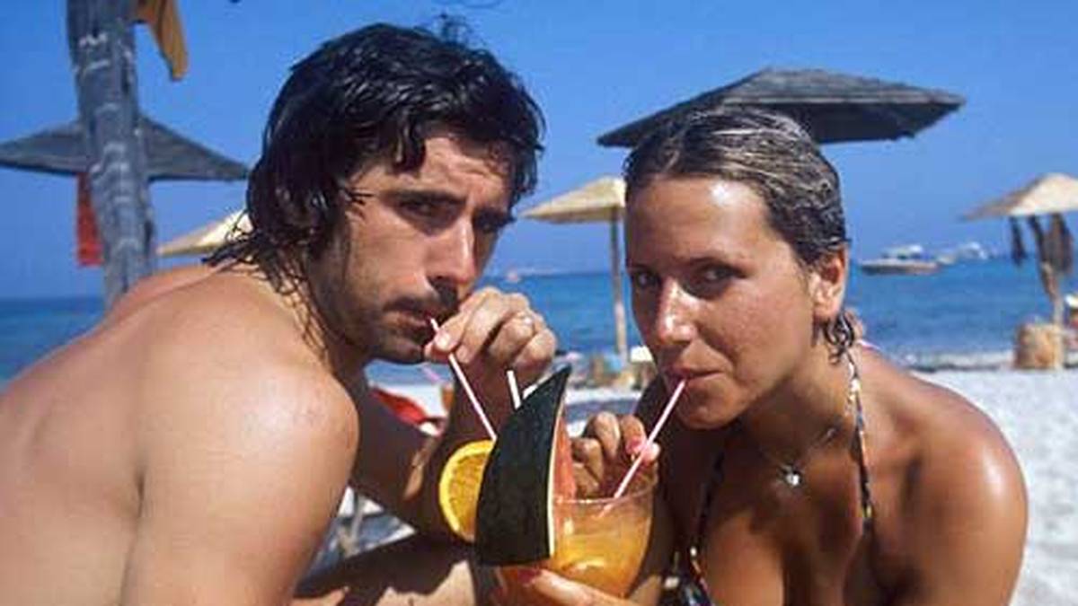 Müller und seine Frau Uschi genießen die Zeit im Sonnenstaat. Mal bei einem Cocktail am Strand...