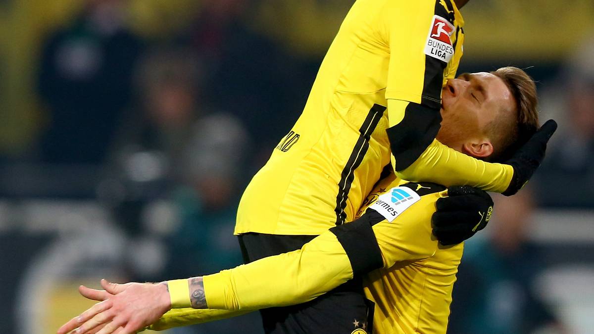 Nach seinem dritten Bundesligator bedankt sich der Schütze bei seinem Vorlagengeber