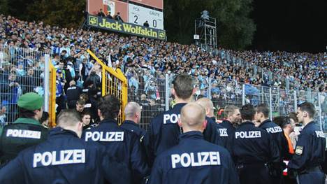 Die Kosten für Polizeieinsätze im Stadion soll nun auch die Liga tragen