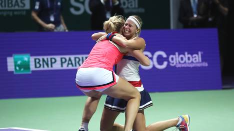 Timea Babos (l.) und Andrea Hlavackova bejubeln ihren Titel bei den WTA-Finals