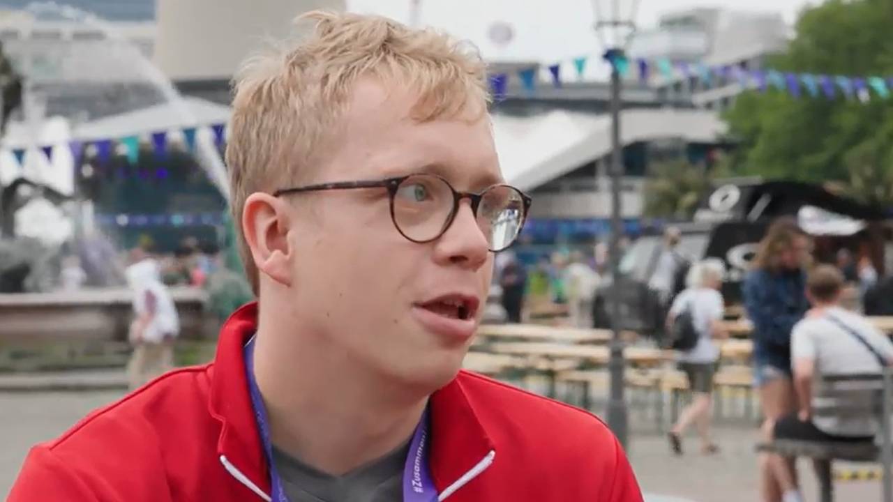 „Auf 'ne Coke“: Anne Kamphausen mit Johannes Hämmerle bei den Special Olympics