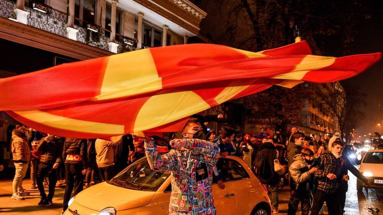 Die Fans von Nordmazedonien feiern das Erreichen der EM-Endrunde