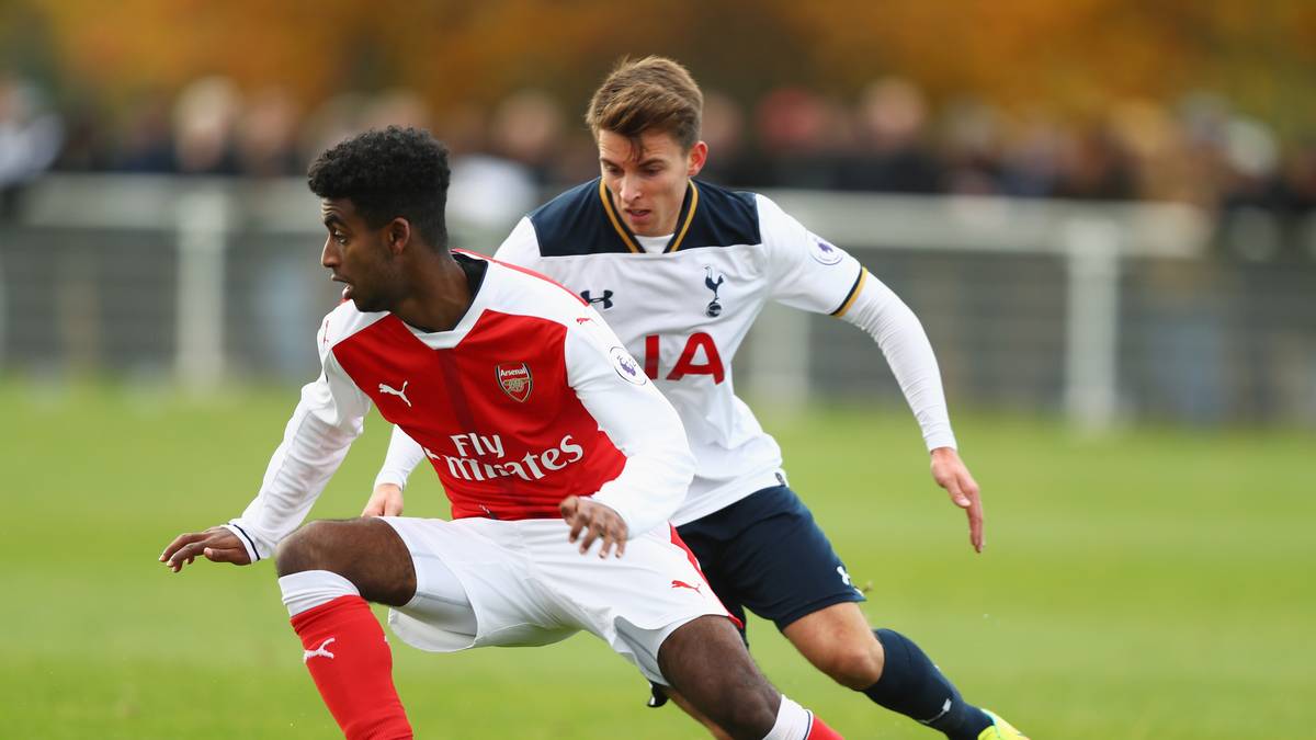 GEDION ZELALEM (l.): Deutschland, USA, England, Schottland, Niederlande und wieder England - trotz seiner erst 21 Jahre hat der Mittelfeldspieler schon eine große Reise hinter sich. Beim FC Arsenal wartet er aktuell noch in der U23 auf den großen Durchbruch