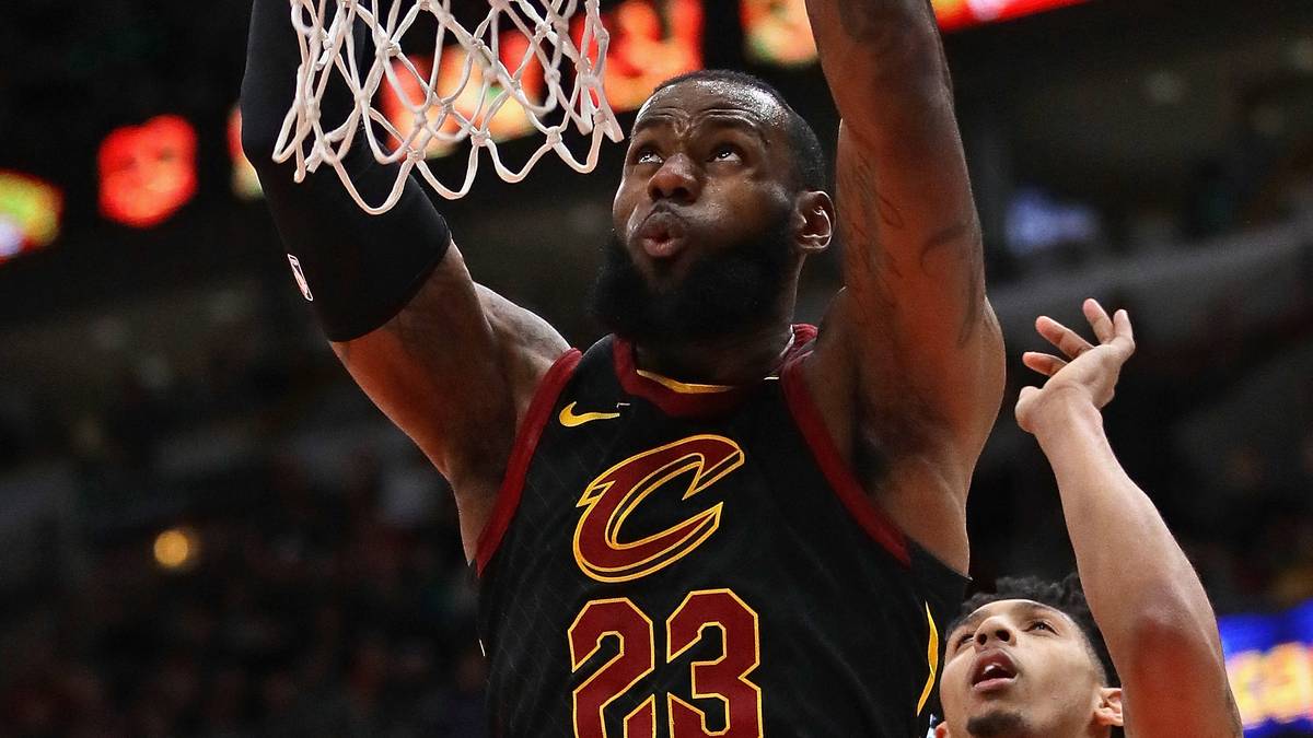 RANG 2 - LEBRON JAMES (Forward, Cleveland Cavaliers): Der selbsternannte King legt auch mit 33 noch Fabelzahlen auf: 27,5 Punkte, 9,1 Assists und 8,6 Rebounds sind elitär - und wäre der MVP-Award wirklich wortwörtlich der Titel für den "wertvollsten" Spieler der Liga, würde ihn LeBron wohl bekommen - weil die Cavs ohne ihn komplett abstinken würden