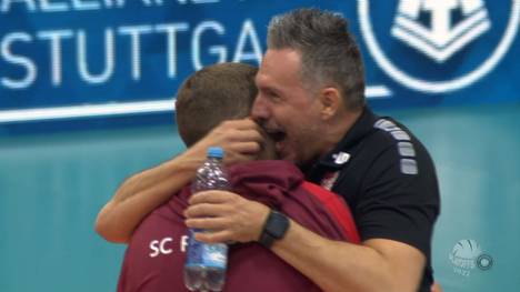 SC Potsdam-Coach Guillermo Hernández feiert den ersten Sieg in der Finalserie der Volleyball Bundesliga auf Kuriose Weise