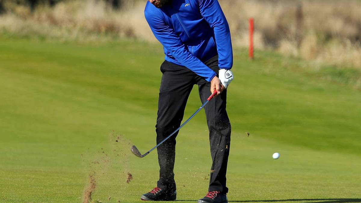 Ballack steht am Mittwoch nicht zum ersten Mal auf dem Golfplatz. Sein Handicap von 22 kann sich auf alle Fälle sehen lassen