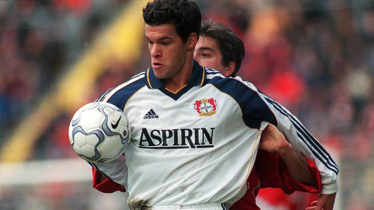 MITTELFELD - MICHAEL BALLACK: Spielt sogar zweimal für Bayer in insgesamt 155 Spielen. Seine Blütezeit hat er zwischen 1999 und 2002, als er die Leverkusener ins CL-Finale führt. Und doch wird er auch immer mit einem Ereignis verbunden bleiben...