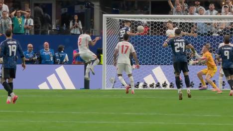 Die späte Erlösung für Argentinien. Ausgerechnet Joker Lautaro Martínez sorgt für den späten Siegtreffer. Natürlich hat auch Lionel Messi seine Finger mit im Spiel.