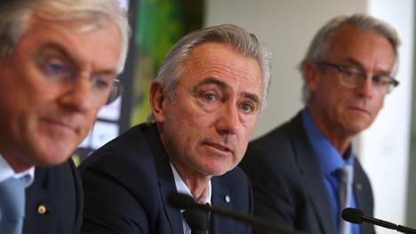 Australiens Cheftrainer Bert van Marwijk bei Pressekonferenz 