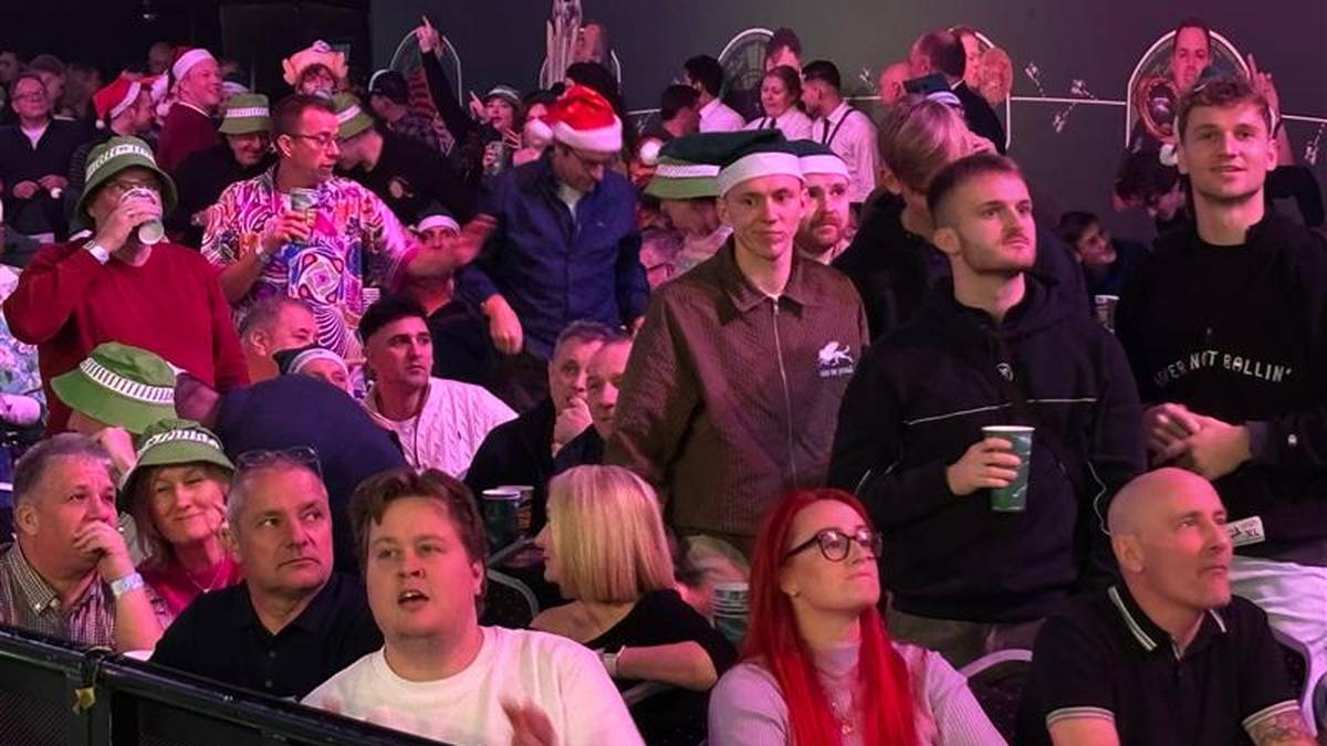 Auch ein deutscher Fußballer ist vor Ort: BVB-Star Maxi Beier mit grüner Zipfelmütze und brauner Jacke