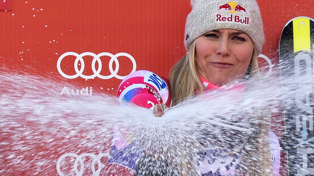 LINDSEY VONN: Augen auf bei Siegesfeiern: Nach dem WM-Gold 2009 scheitert US-Skistar Lindsey Vonn am Versuch, eine Champagner-Flasche zu öffnen. Glassplitter zerschneiden eine Sehne an ihrem Finger