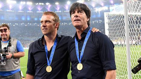 Hansi Flick (l.) und Joachim Löw krönten ihre gemeinsame Zeit beim DFB mit dem WM-Titel 2014