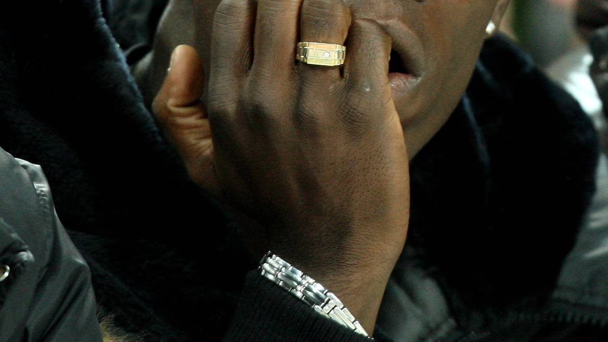 MARIO BALOTELLI: Der Italiener kaut nicht nur Fingernägel um seine Nerven zu beruhigen. Manchmal hilft dem Stürmer auch eine Zigarette