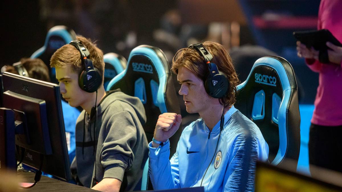 PLATZ 12 - MARCUZO (MANCHESTER CITY): Mr. Weekend League ist online ein Phänomen und gibt selten ein Spiel ab. Auch auf den Offline-Events weiß er zu überzeugen und mit dem Klub-WM-Titel 2017 zeigte er seine Siegerqualitäten. Offensiv hat er seine Stärken, weil nicht jeder mit seinem Vollgas-Fußball zurechtkommt