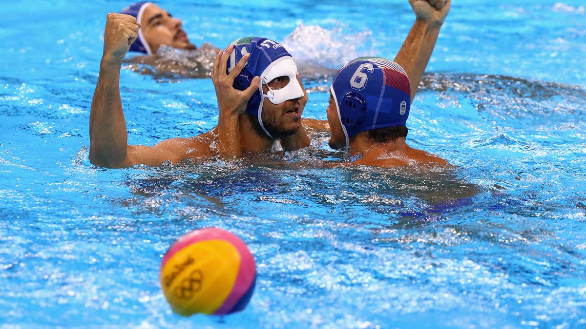 Matteo Aicardi brach sich gleich im ersten Spiel die Nase. Seitdem verbreitet er mit seiner Schutzmaske Schrecken im Wasser