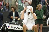 In Wimbledon zieht Daniil Medvedev in die dritte Runde ein. Bei seinem Sieg gegen den Franzosen Alexandre Müller kommt es zu einer kuriosen Szene. Der Russe verzählt sich.