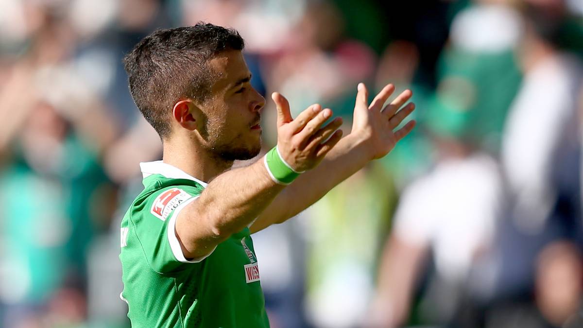 Franco Di Santo von Werder Bremen jubelt nach seinem getroffenen Elfmeter zum 1:0 gegen den Hamburger SV in Richtung der Fankurve