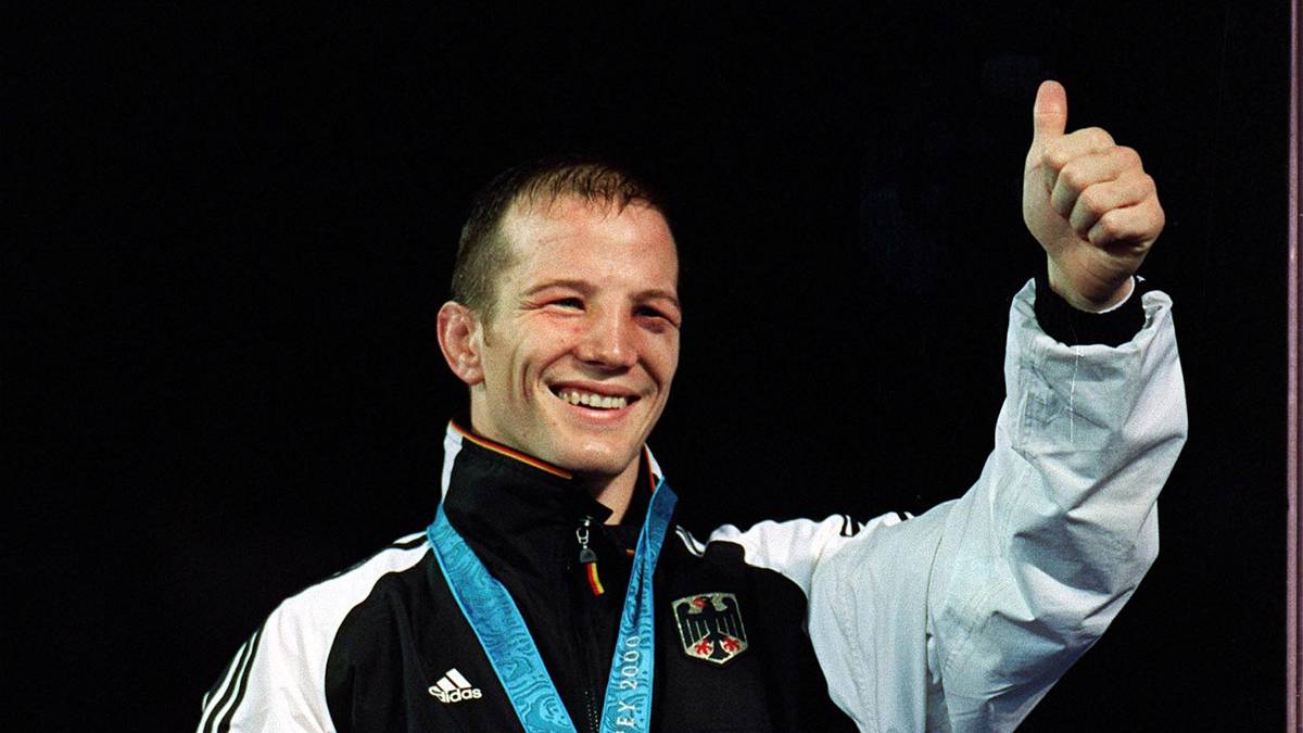 OLYMPIA 2000, ALEXANDER LEIPOLD: Der Freistil-Ringer Leipold gewinnt bei den Olympischen Spielen 2000 mit einem klaren Sieg die Goldmedaille. Allerdings ist er sie schon drei Tage später wieder los. Der Titel "Olympiasieger" wird ihm aberkannt, da in seinem Blut das Zehnfache des Erlaubten des Stoffes Nandrolon gefunden wird. Das Problem: Das Dopingverfahren weckt einige Zweifel