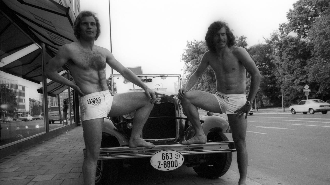 Uli Hoeneß und Paul Breitner posierten 1973 als Badehosen-Models
