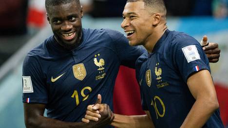 Kylian Mbappé singt auf Frankreichs Pressekonferenz vor dem Duell mit der Ukraine ein Loblied auf Dayot Upamecano. Doch der Real-Star stellt auch klar: Es gibt bessere Vereine als den FC Bayern. 