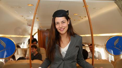 Als Flugbegleiterin machte Ana Ivanovic eine überaus gute Figur