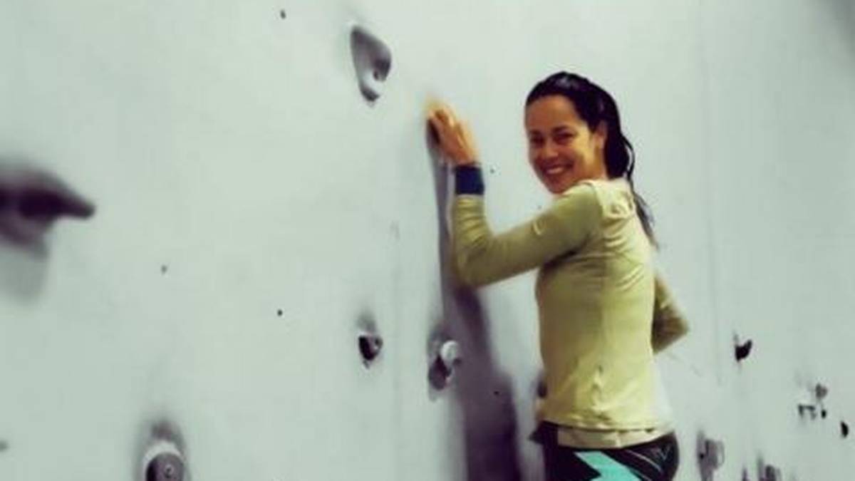 Tennis-Star Ana Ivanovic hangelt sich lieber waghalsig an einer Kletterwand entlang. Die Freundin von Bastian Schweinsteiger ist dabei sichtlich gut gelaunt - solange sie nicht nach unten schaut