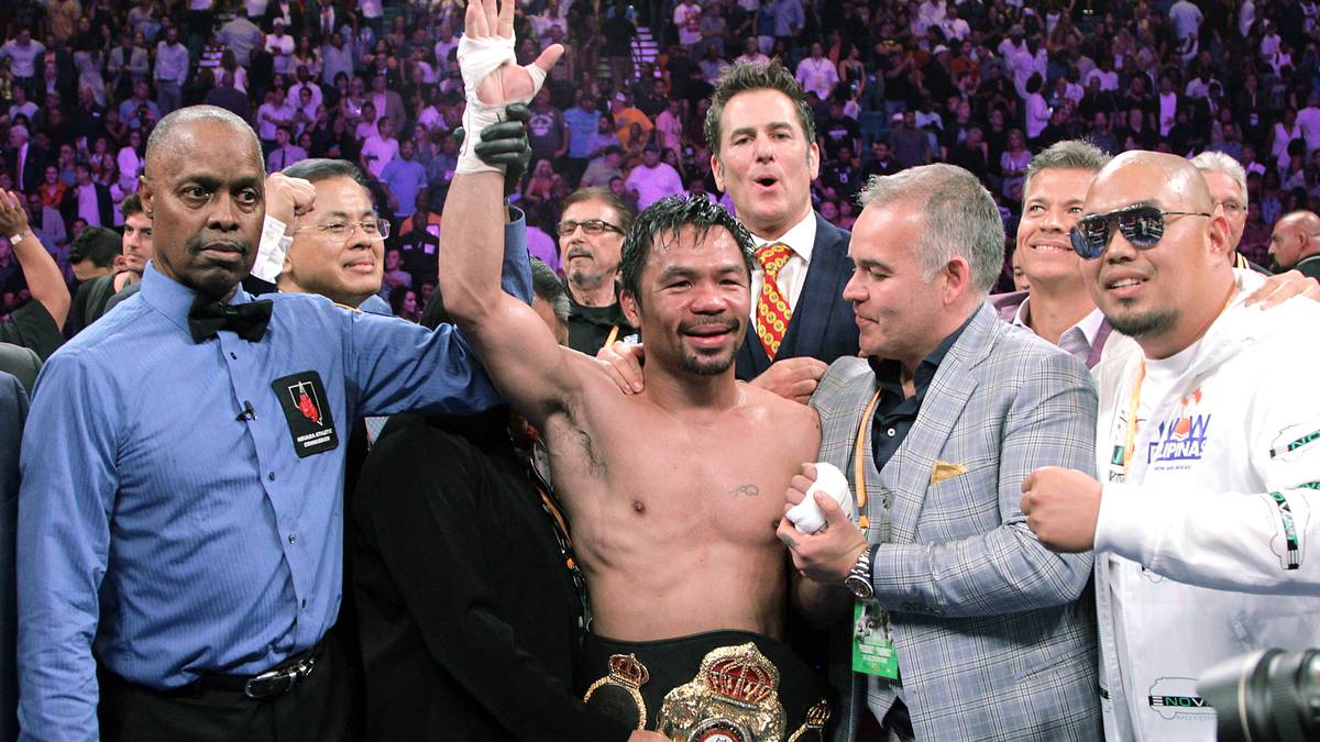 MANNY PACQUIAO: Erster und aktuell einziger Profiboxer, der in sieben Gewichtsklassen Weltmeister wurde. Bezwang am Samstag im Alter von 40 Jahren den bis dato ungeschlagenen Keith Thurman und gewann den Weltergewicht-Titel. Der Philippine verlor 2015 den "Jahrhundertkampf" gegen Floyd Mayweather