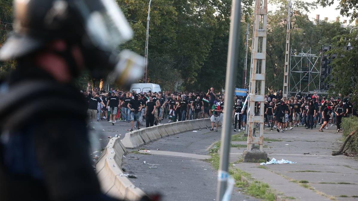 In der Nähe des Stadions kommt es zu Zusammenstößen