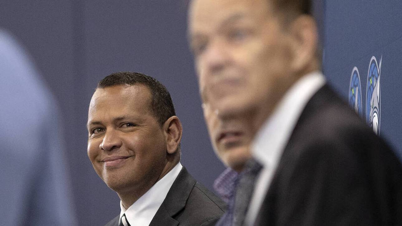 Bei den Minnesota Timberwolves mischt neben Glen Taylor (vorn) und Marc Lore auch Alex Rodriguez (l.) mit