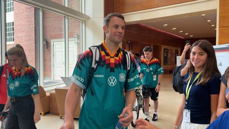 Manuel Neuer ist eine Ikone des Fußballs. Das merkt man auch bei der WM in Nordamerika, wo der Torhüter immer wieder für besondere Fan-Momente sorgt.