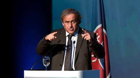 Der ehemalige UEFA-Präsident Michel Platini verabschiedet sich von den Delegierten