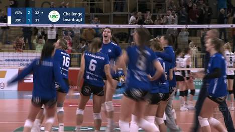 Der VC Wiesbaden und der USC Münster liefern sich ein spannendes Volleyball-Match. Der letzte Satz erreicht Überlänge und endet mit glücklichen Wiesbadenerinnen.