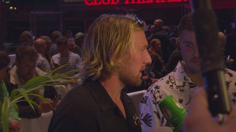 Emil Forsberg spricht im Rahmen der Pokal-Feier über die bevorstehenden Abgänge von Christopher Nkunku und Konrad Laimer. 