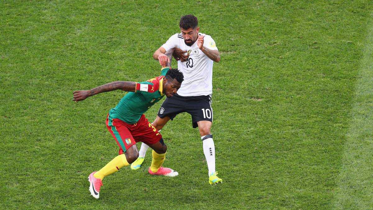 Deutschland tut sich richtig schwer gegen den Afrikameister. Kerem Demirbay hat große Probleme mit den schnellen und griffigen Kamerunern. Hier behält Andre Zambo im Zweikampf die Oberhand