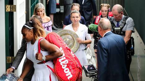 Im Endspiel gegen Serena Williams (rote Tasche) gelang Simona Halep der zweite und bislang letzte Grand-Slam-Erfolg ihrer Karriere