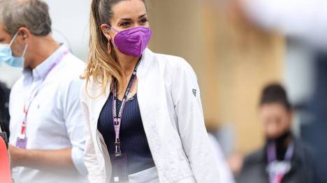 Die österreichische Moderatorin Andrea Schlager hat sich einen Formel-1-Fahrer geschnappt. Und zwar niemand geringeres als Legende Fernando Alonso.