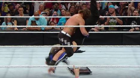 AJ Styles verpasste Roman Reigns bei WWE Monday Night RAW den Styles Clash auf den Stuhl