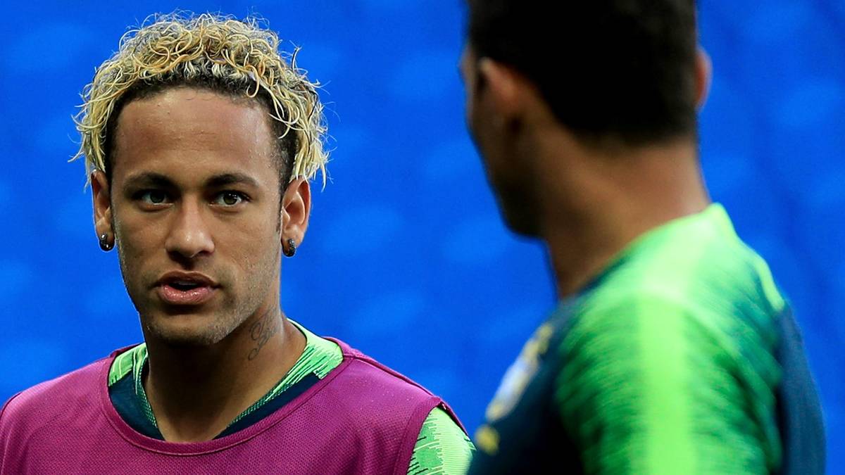 Bei der WM in Russland trägt der PSG-Star einen China-Nudelsalat auf seinem Kopf. Mit seinem neuen Look zieht der 26-Jährige beim Abschlusstraining vor dem Duell mit der Schweiz sämtliche Blicke auf sich