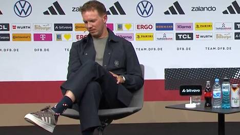 Bei der Pressekonferenz zur DFB-Kadernominierung trägt Julian Nagelsmann Socken, die ihm von Oliver Baumann geschenkt wurden. 