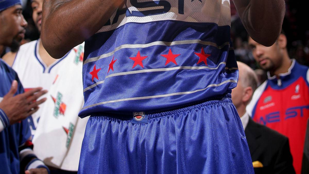 Das All-Star-Game gewinnt der Osten knapp mit 122:120. LeBron James wird mit 21 Jahren zum jüngsten All-Star-MVP gewählt. Nowitzki (3.v.l.) kommt auf zehn Punkte und sechs Rebounds