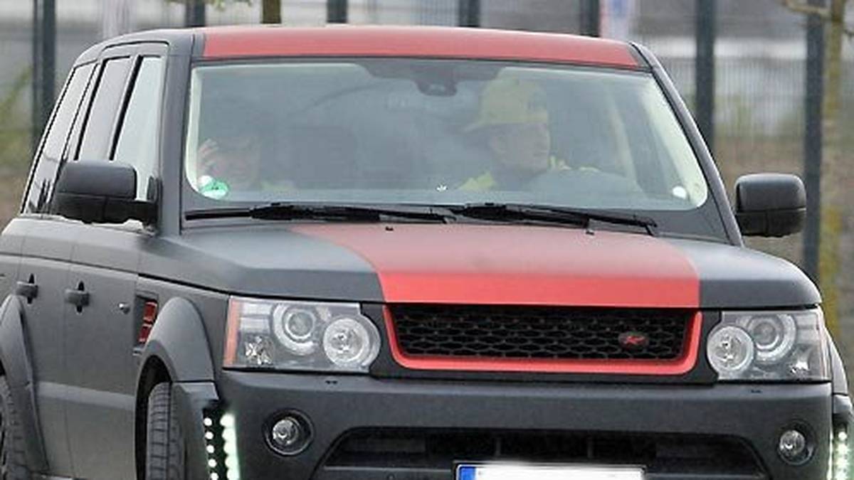 Marco Reus setzt da eher auf die geländegängige Variante seines Vehikels. Nachdem er wegen Fahrens ohne Führerschein erwischt wurde, musste der Geländewagen allerdings eine ganze Zeit in der Garage bleiben