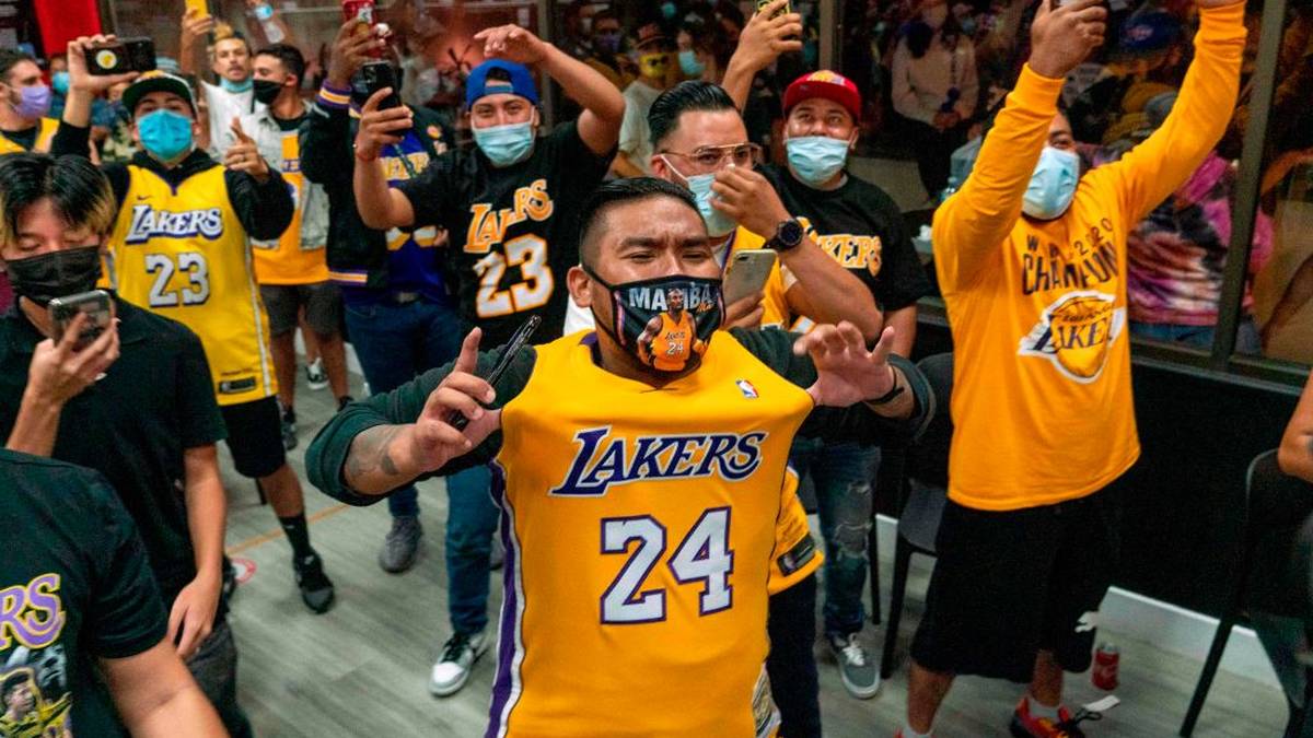 Zahlreiche Fans feierten mit Kobe-Shirts