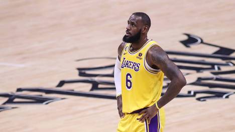 Die Los Angeles Lakers müssen womöglich in den nächsten Spielen auf ihren Superstar LeBron James verzichten.