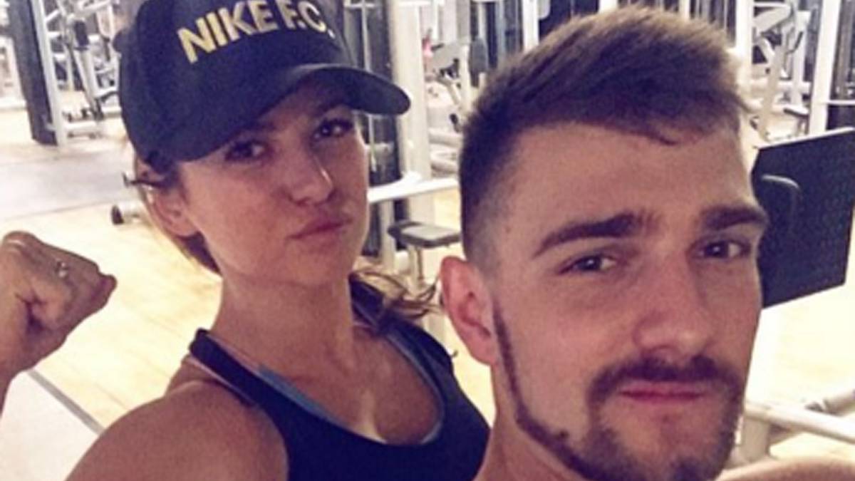 Sie hat sogar ihr eigenes Fitnessprogramm. Hier posiert sie mit Trainer Jakub Glab, der daran mitarbeitet